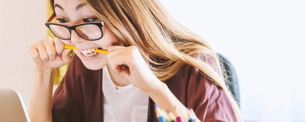 Jeune femme stressée au travail