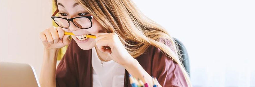 Jeune femme stressée au travail